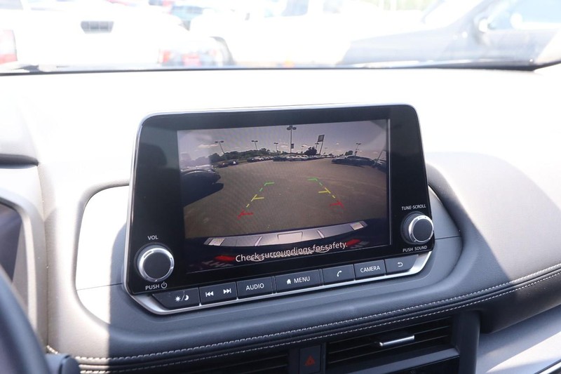 Nissan Rogue Vehicle Image 16