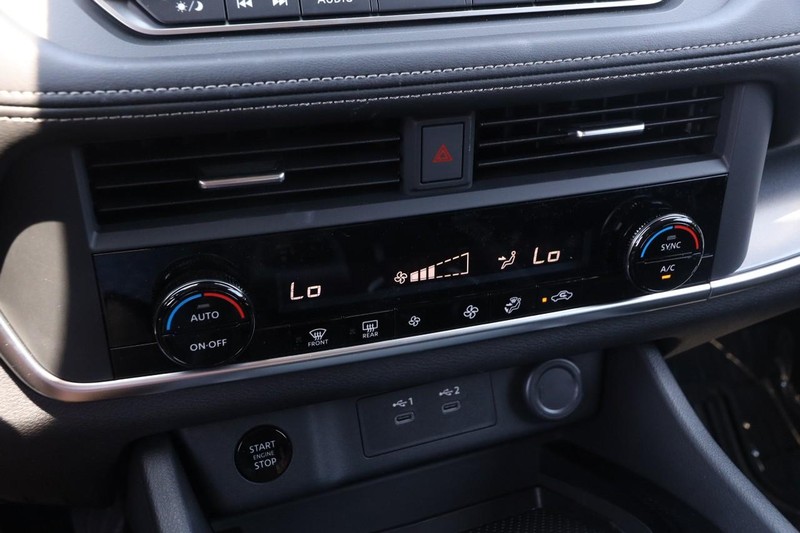 Nissan Rogue Vehicle Image 17