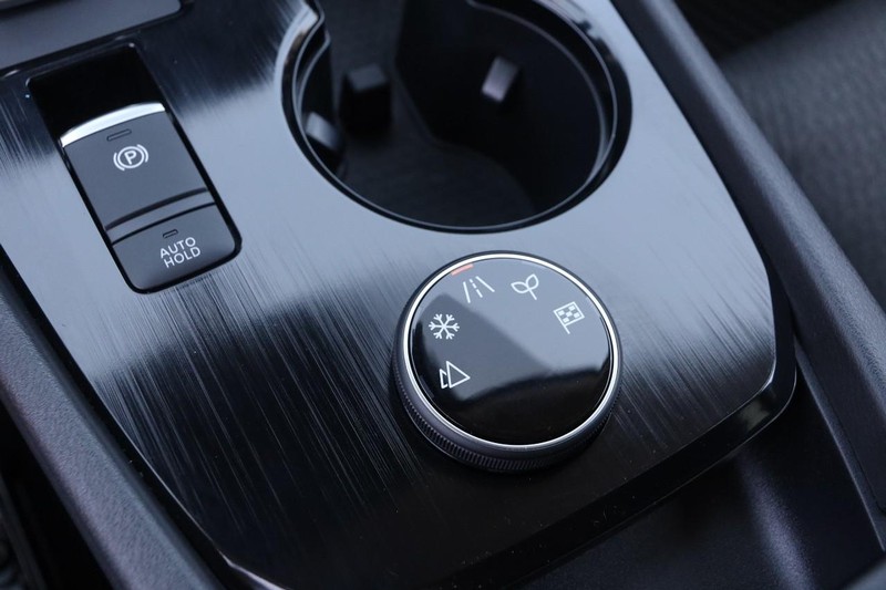 Nissan Rogue Vehicle Image 18
