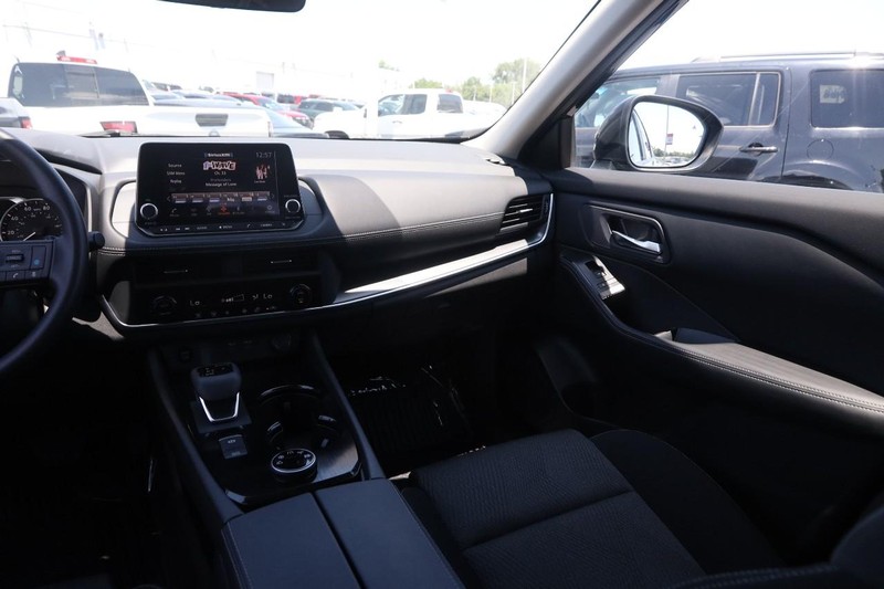 Nissan Rogue Vehicle Image 24