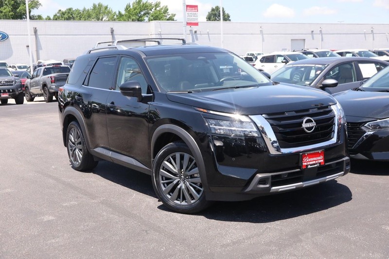 Nissan Pathfinder Vehicle Image 02