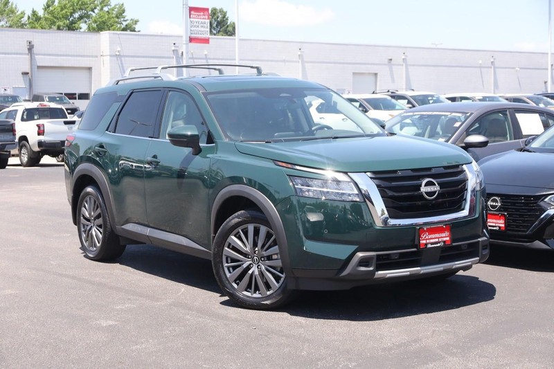 Nissan Pathfinder Vehicle Image 02