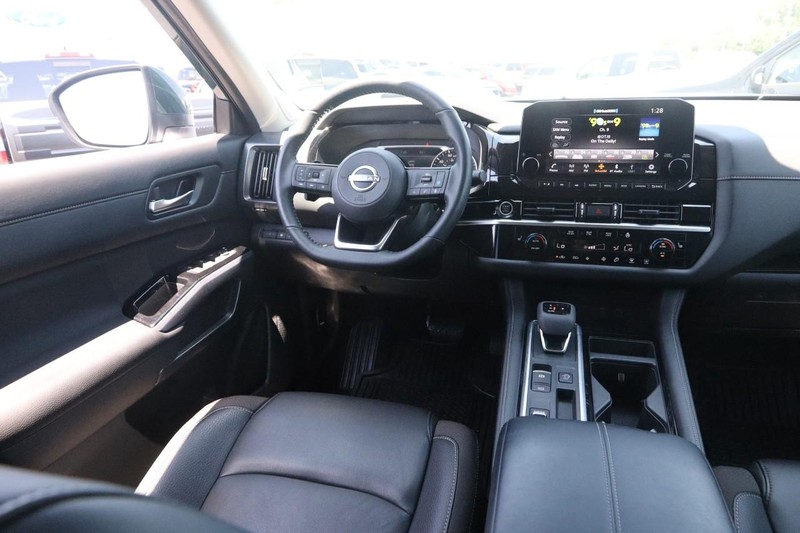 Nissan Pathfinder Vehicle Image 23
