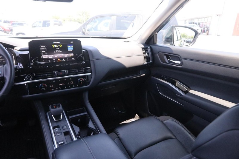 Nissan Pathfinder Vehicle Image 26