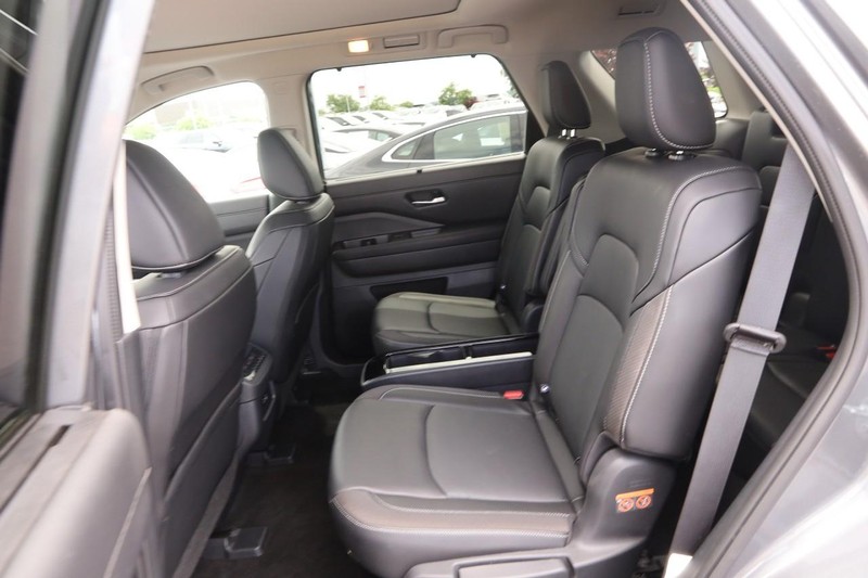 Nissan Pathfinder Vehicle Image 11