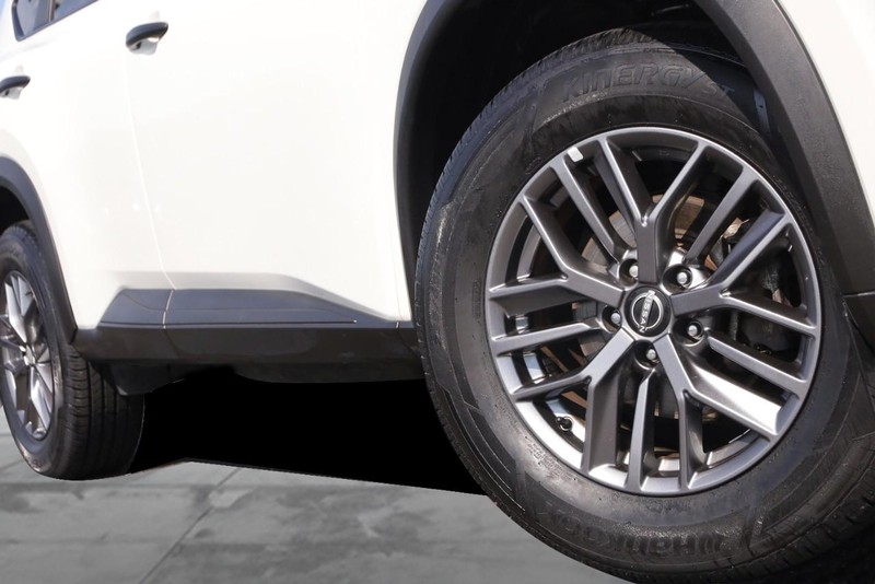 Nissan Rogue Vehicle Image 03