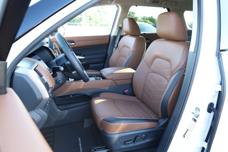 Nissan Pathfinder Vehicle Image 13