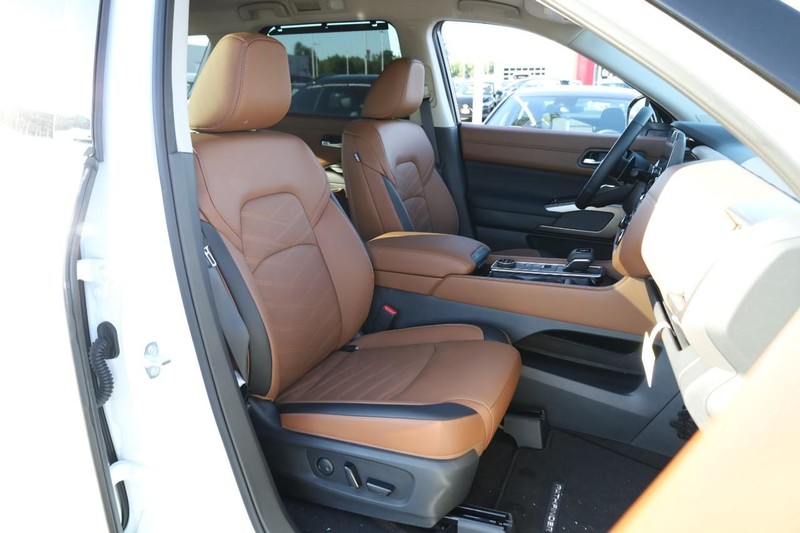 Nissan Pathfinder Vehicle Image 32