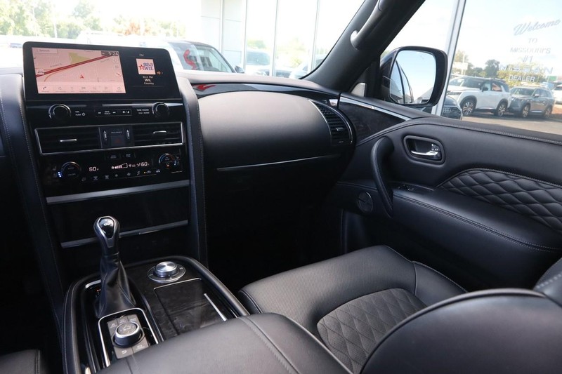 INFINITI QX80 Vehicle Image 30