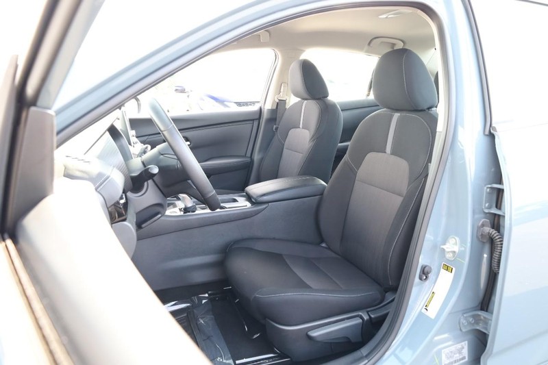 Nissan Sentra Vehicle Image 09
