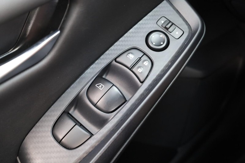 Nissan Sentra Vehicle Image 18