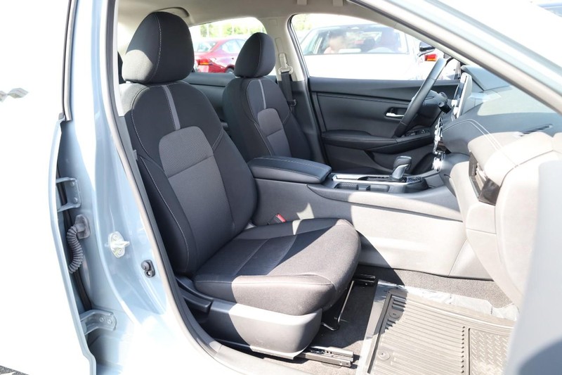 Nissan Sentra Vehicle Image 24