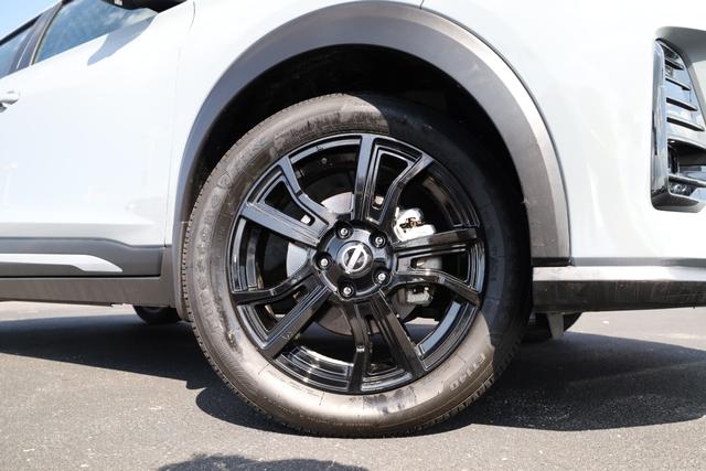 Nissan Kicks Vehicle Image 04