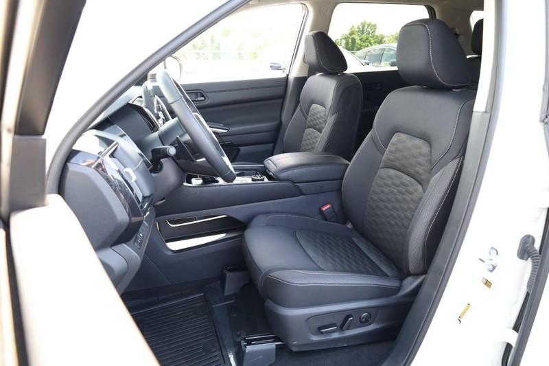 Nissan Pathfinder Vehicle Image 11