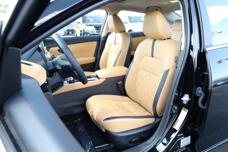 Nissan Sentra Vehicle Image 10