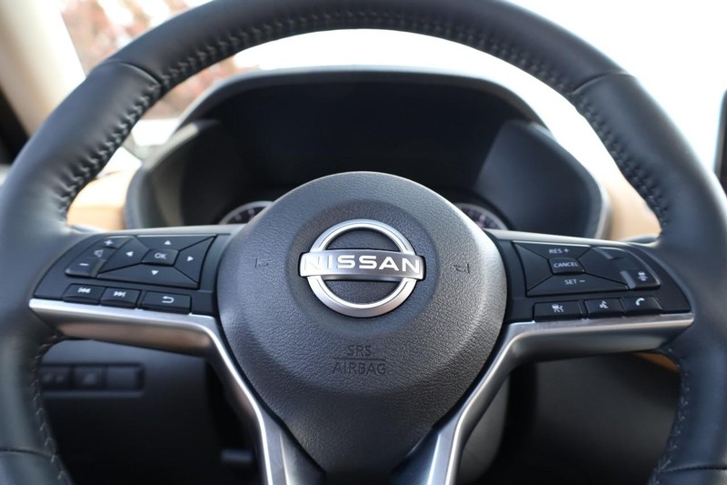 Nissan Sentra Vehicle Image 11