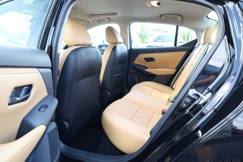 Nissan Sentra Vehicle Image 22