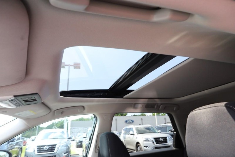 Nissan Pathfinder Vehicle Image 09