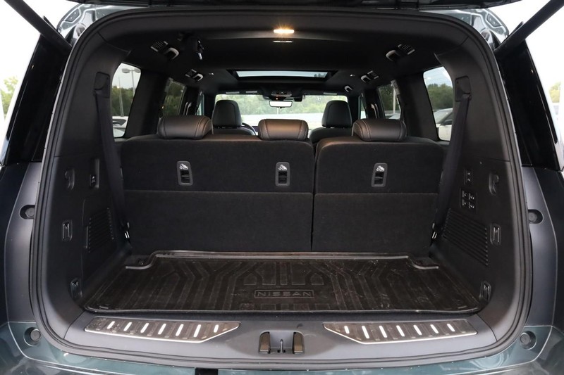 Nissan Armada Vehicle Full-screen Gallery Image 11