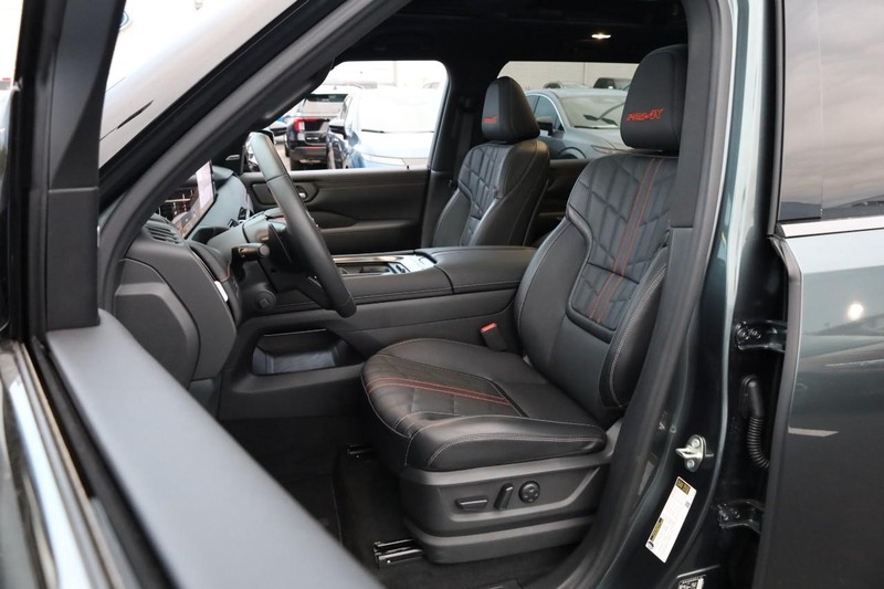 Nissan Armada Vehicle Full-screen Gallery Image 12