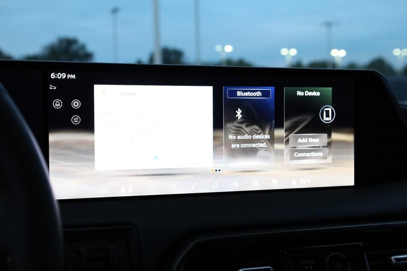 Nissan Armada Vehicle Full-screen Gallery Image 15