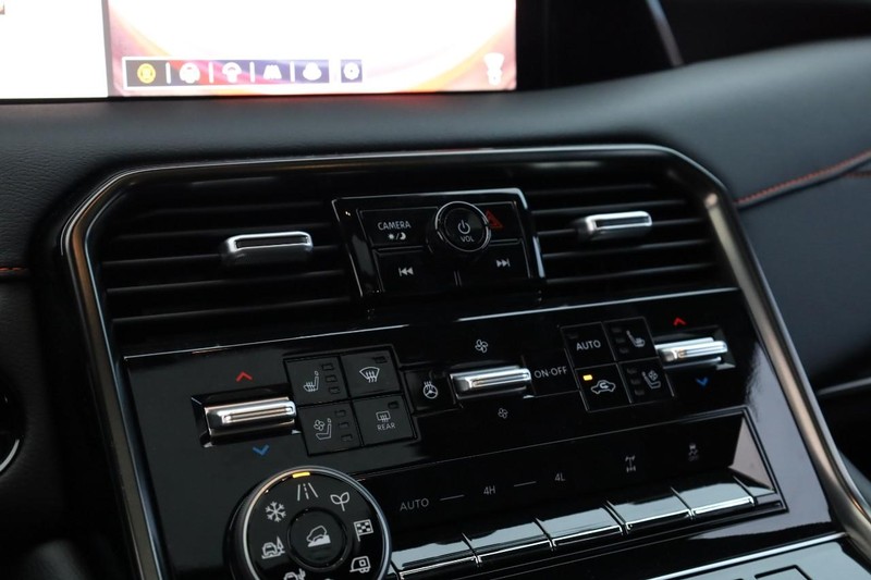 Nissan Armada Vehicle Full-screen Gallery Image 18