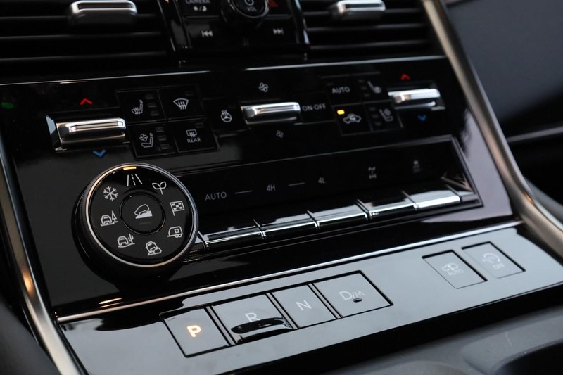 Nissan Armada Vehicle Full-screen Gallery Image 19