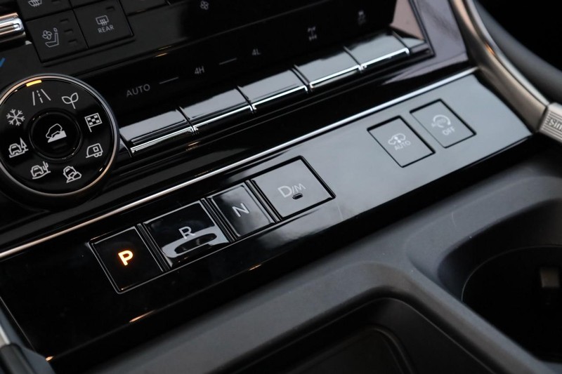 Nissan Armada Vehicle Full-screen Gallery Image 20