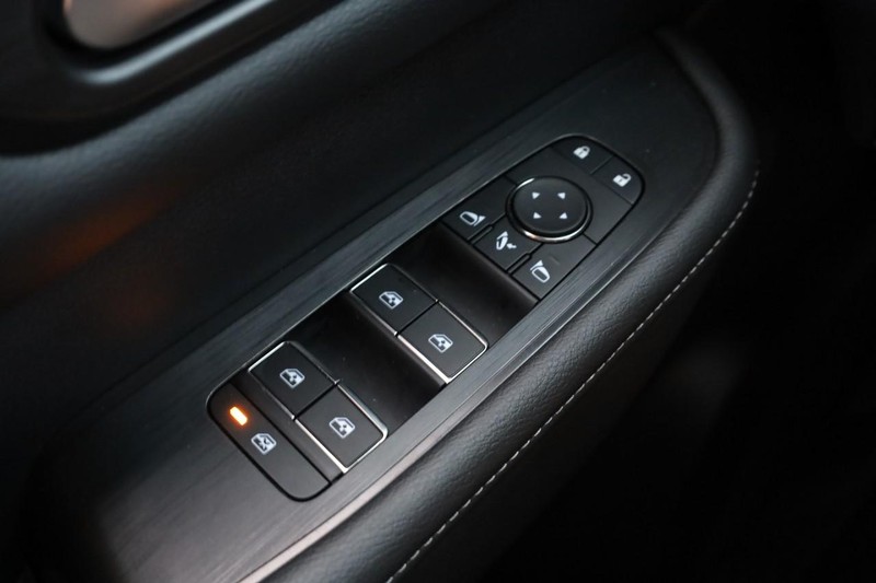 Nissan Armada Vehicle Full-screen Gallery Image 22