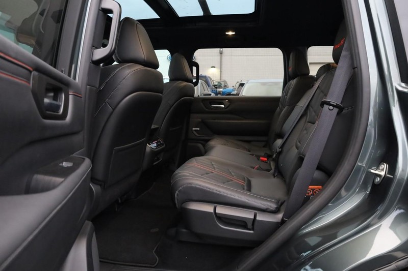 Nissan Armada Vehicle Full-screen Gallery Image 26
