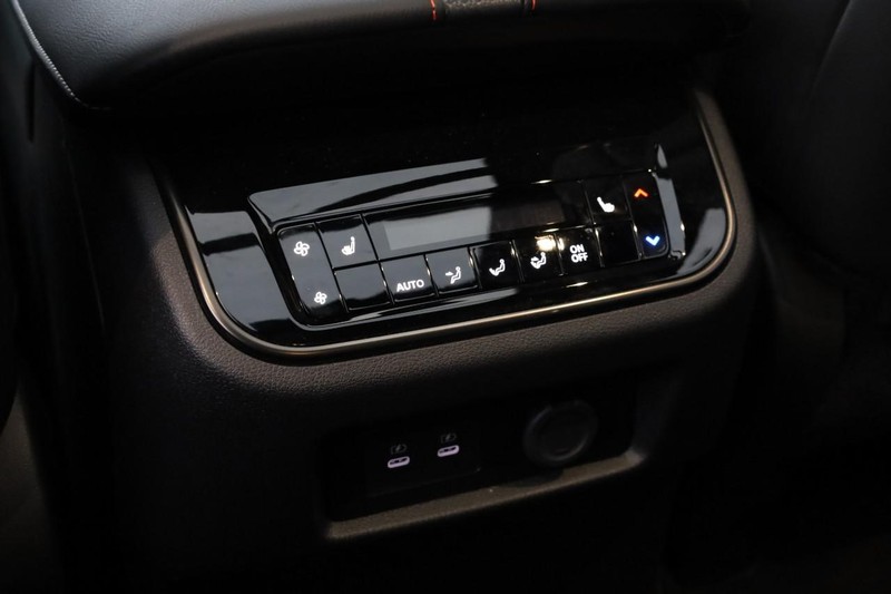 Nissan Armada Vehicle Full-screen Gallery Image 27