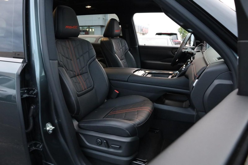Nissan Armada Vehicle Full-screen Gallery Image 31