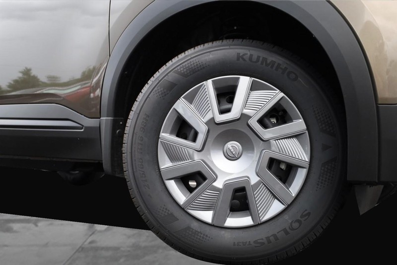 Nissan Kicks Vehicle Image 03