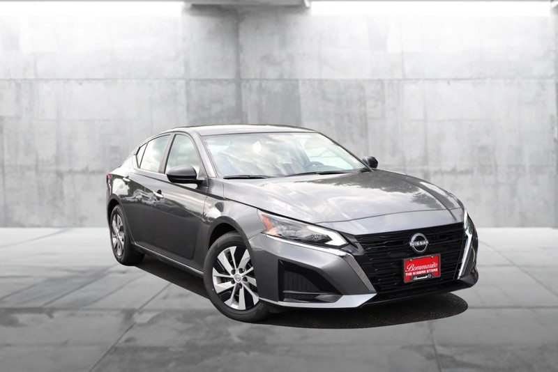 Nissan Altima Vehicle Image 02
