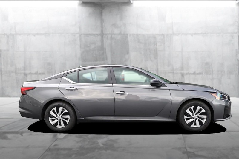 Nissan Altima Vehicle Image 05