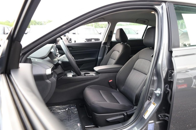 Nissan Altima Vehicle Image 08
