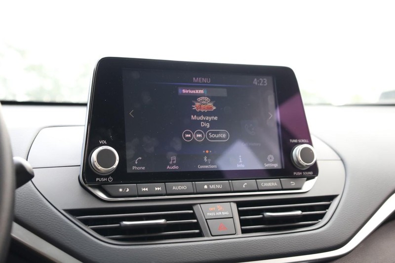 Nissan Altima Vehicle Image 11