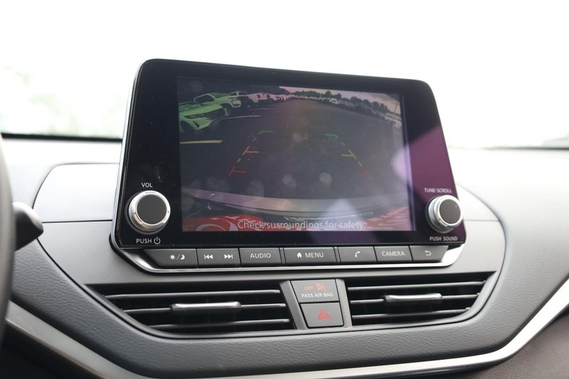 Nissan Altima Vehicle Image 12