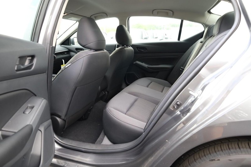 Nissan Altima Vehicle Image 19