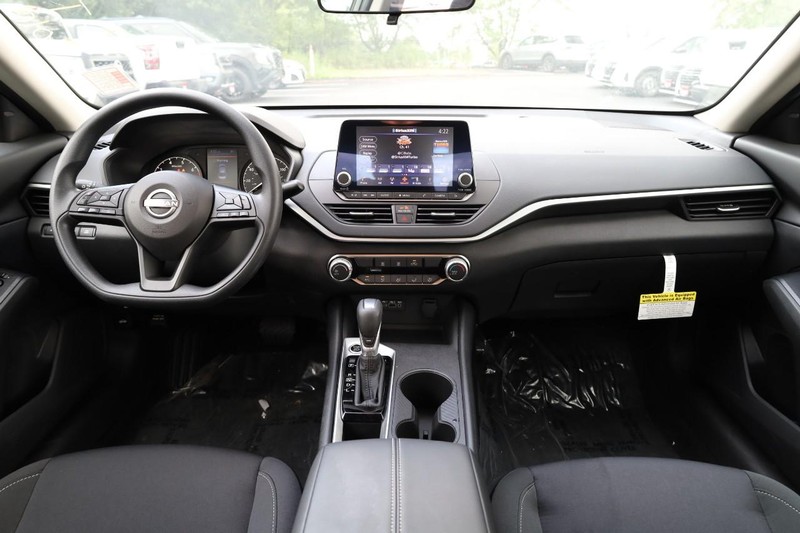 Nissan Altima Vehicle Image 20