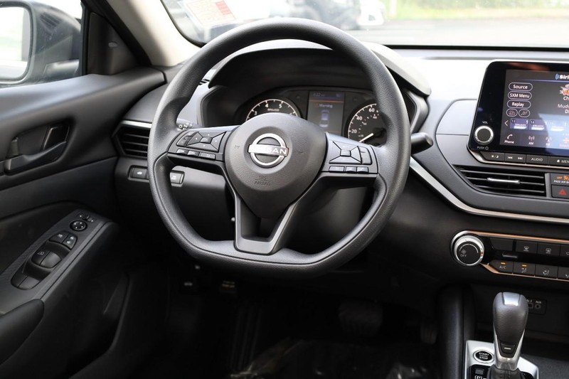 Nissan Altima Vehicle Image 21