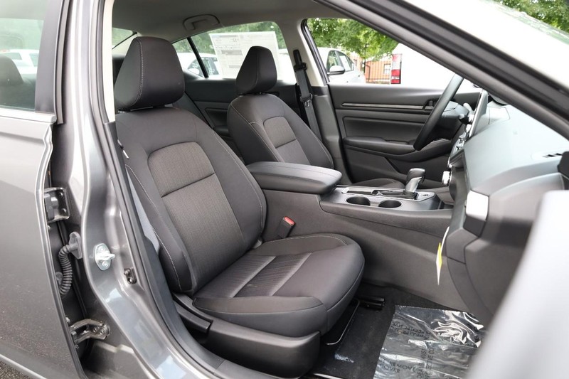 Nissan Altima Vehicle Image 22