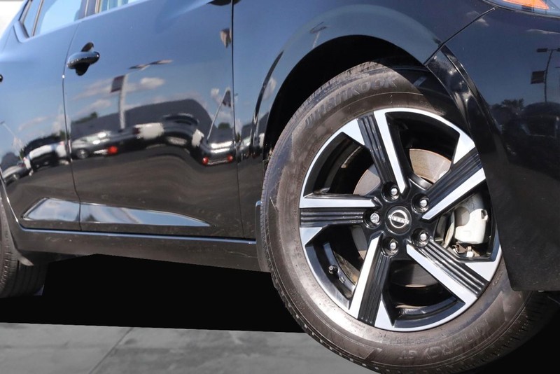 Nissan Sentra Vehicle Image 03