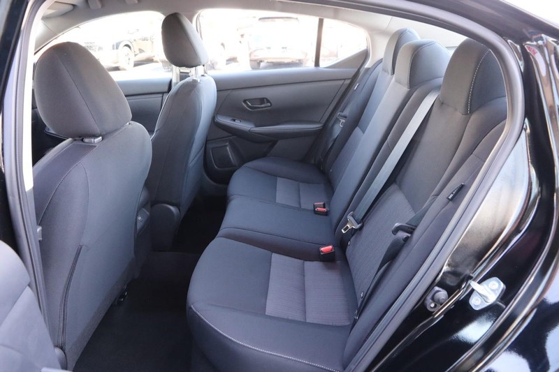 Nissan Sentra Vehicle Image 09