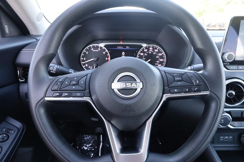 Nissan Sentra Vehicle Image 10