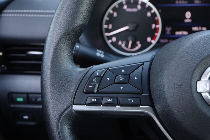 Nissan Sentra Vehicle Image 11