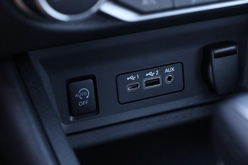 Nissan Sentra Vehicle Image 17
