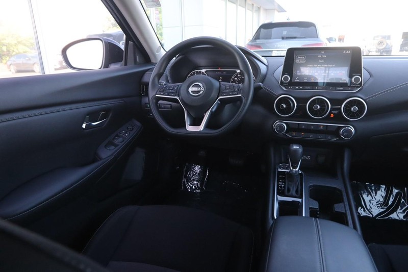 Nissan Sentra Vehicle Image 21