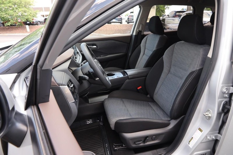 Nissan Rogue Vehicle Image 08