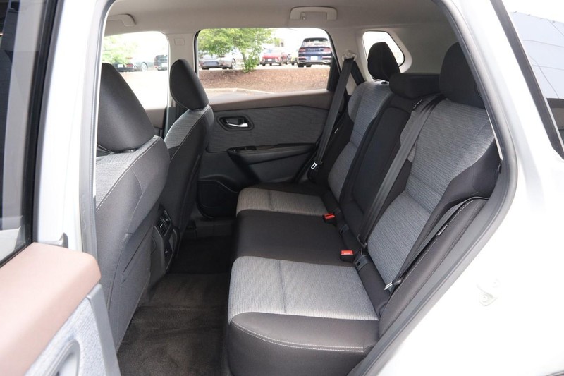 Nissan Rogue Vehicle Image 09